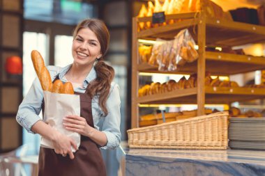 Gülümseyen baker baget ekmek ile