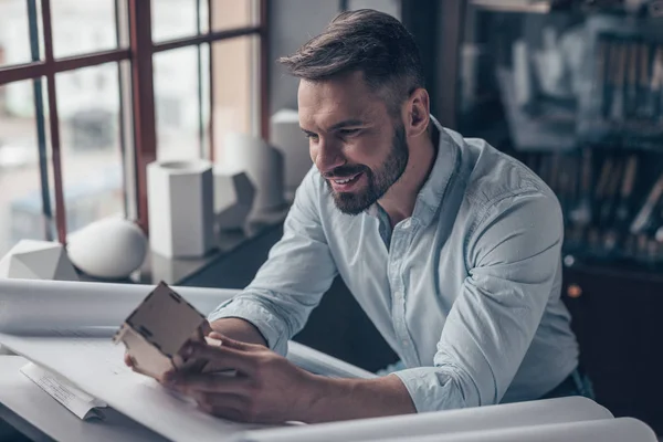 Arquitecto Sonriente Con Una Casa Madera Lugar Trabajo —  Fotos de Stock