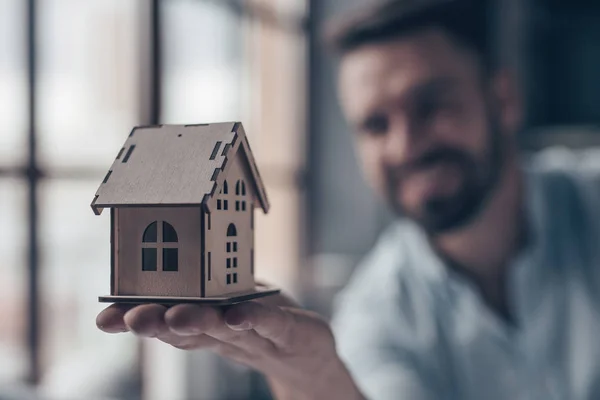 Lachende Architect Met Een Houten Huis Werkplek — Stockfoto