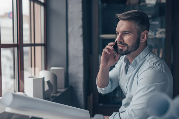 Volwassen Ingenieur Praten Aan Telefoon Studio — Stockfoto