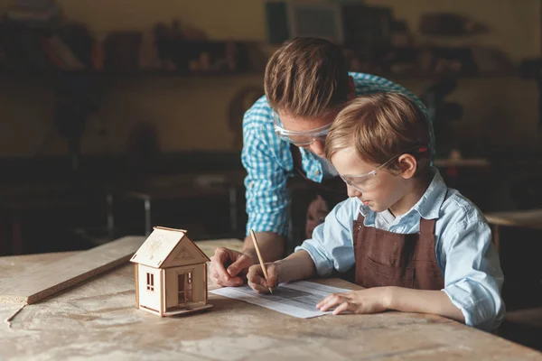 Eltern Und Kind Mit Holzhaus Schreinerei — Stockfoto