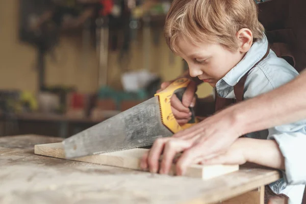 Père Fils Sciant Une Planche Menuiserie — Photo