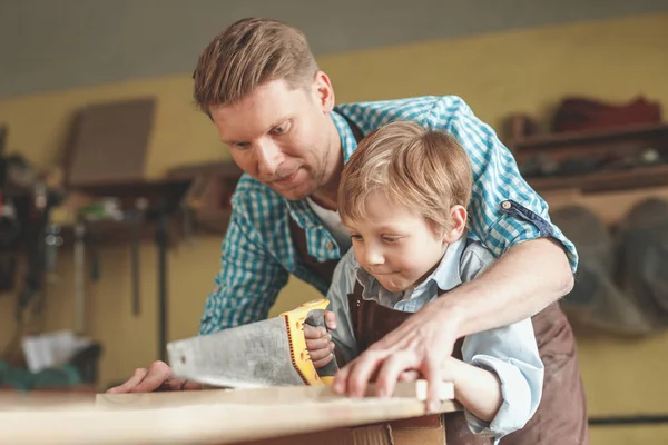 Baba ve oğul marangozluk bir tahta kesme tezgahlar