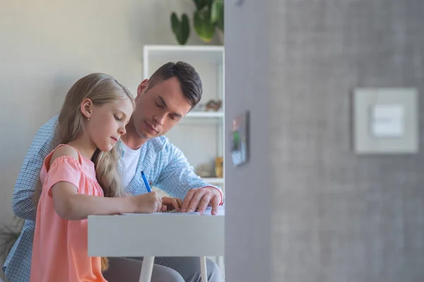 Far Och Dotter Gör Läxor Inomhus — Stockfoto