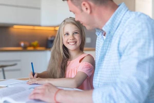 Jovem Pai Sorrindo Filha Fazendo Lição Casa Casa — Fotografia de Stock