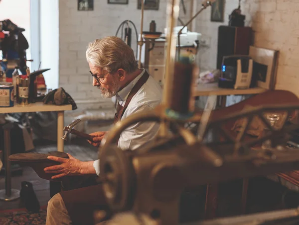 Zapatero Edad Avanzada Trabajando Taller — Foto de Stock