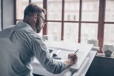 Stüdyoda iş yerinde olgun adam