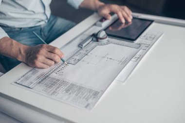 Stüdyoda bir çizim ile erkek eller