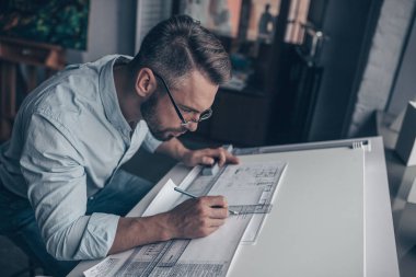 Stüdyoda çizim ile genç mimar