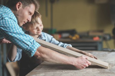 Baba ve oğul atölye çalışmalarında