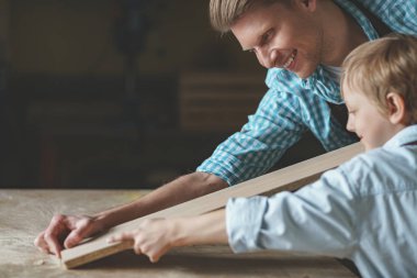 Gülümseyen baba ve oğul atölye
