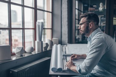 Stüdyoda çizim ile olgun mimar