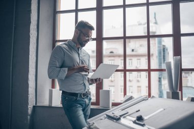 Studio dizüstü bilgisayar ile olgun mimar