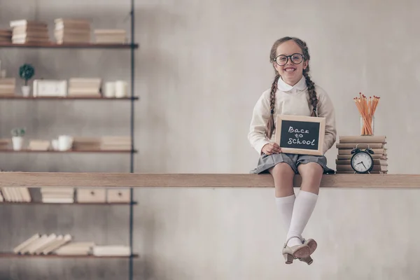 Stüdyoda Bir Plaka Ile Gülümseyen Küçük Kız — Stok fotoğraf