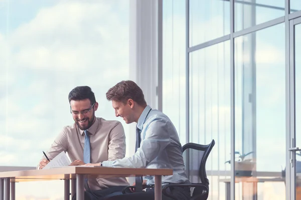 Lächelnde Geschäftsleute Bei Einem Treffen Büro — Stockfoto