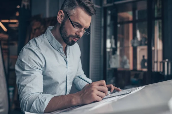 Junger Architekt Mit Zeichnung Bei Der Arbeit — Stockfoto