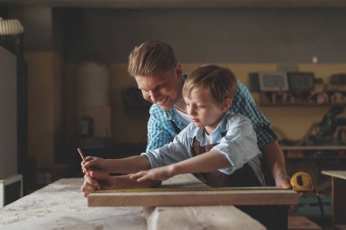 Marangozluk, eser insanlara gülümseyen