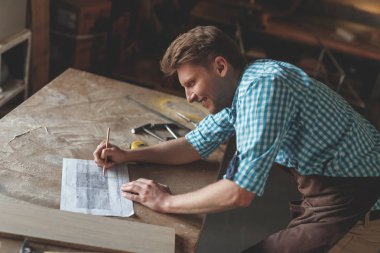 Marangozluk sonra işte üniformalı erkeklere gülümseyen