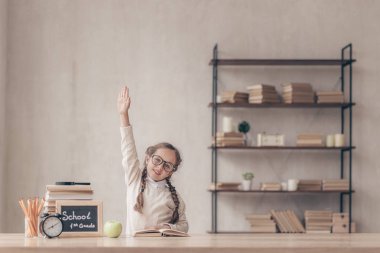 Küçük öğrenci elini stüdyoda çekerek