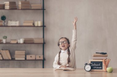 Küçük kız elini stüdyoda çekerek