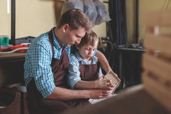 Padre Hijo Con Una Casa Madera Taller — Foto de Stock