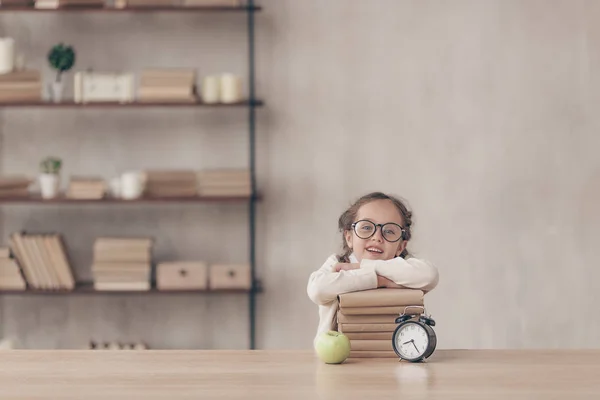 Kleine Schülerin Mit Büchern Schreibtisch — Stockfoto