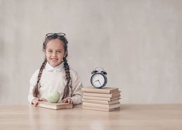 Lächelndes Kleines Mädchen Schreibtisch Drinnen — Stockfoto
