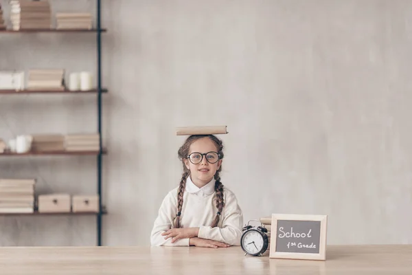 Pequeño Alumno Con Libro Estudio — Foto de Stock