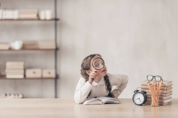 Pequeño Alumno Con Lupa Estudio — Foto de Stock