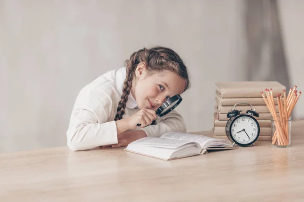 Niña Con Una Lupa Libro Estudio — Foto de Stock