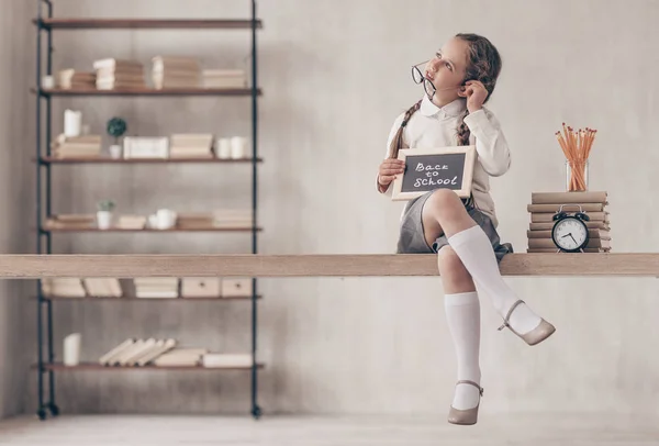 Sognando Bambina Con Piatto Sulla Scrivania — Foto Stock