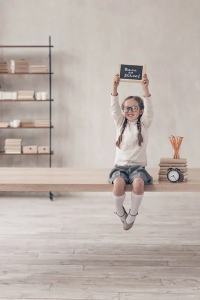 Menina Sorridente Com Prato Escola Mesa — Fotografia de Stock