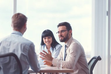 Office toplantıda gülümseyen iş adamları