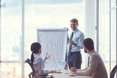 Flipchart Office ile gülümseyen iş adamı