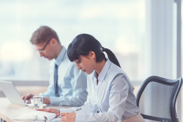 Jóvenes Empresarios Lugar Trabajo — Foto de Stock