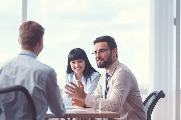 Gente Negocios Sonrientes Reunión Cargo — Foto de Stock