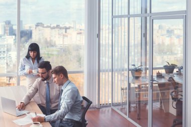 Ofiste dizüstü bilgisayar ile çalışma iş adamları