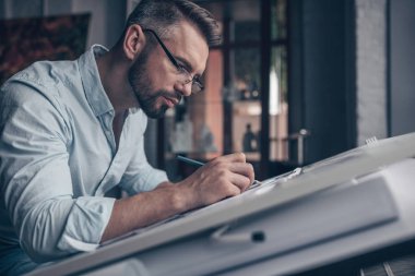 Olgun mühendisi çalışma İşyerinde