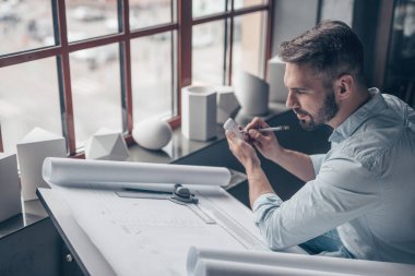 Stüdyoda bir projeyle işadamı