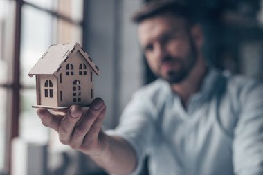 Stüdyo ahşap bir evde olgun adam