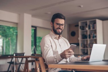 Coworking erkekte gülümseyen çalışma