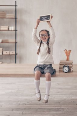 Studio bir plaka ile mutlu küçük kız