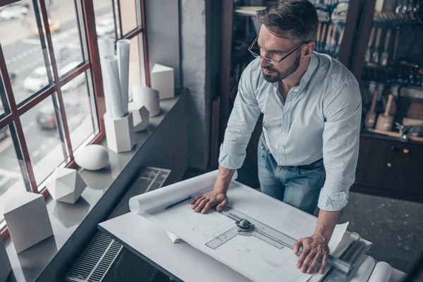 Ingegnere Lavoro Con Progetto Chiuso — Foto Stock