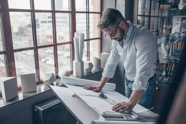 Hombre Trabajador Con Proyecto Arquitectónico Interior —  Fotos de Stock