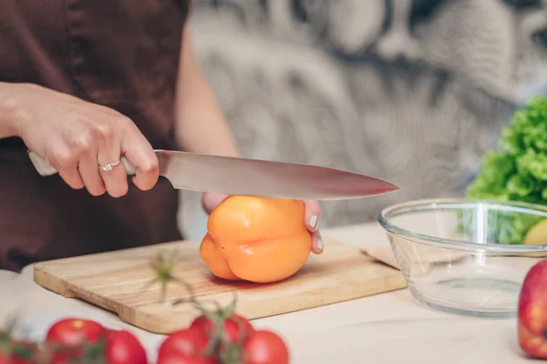 Jovem Cozinheiro Cortar Legumes Close — Fotografia de Stock