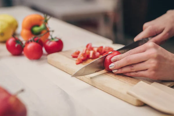 Giovane Donna Taglio Verdure Primo Piano — Foto Stock