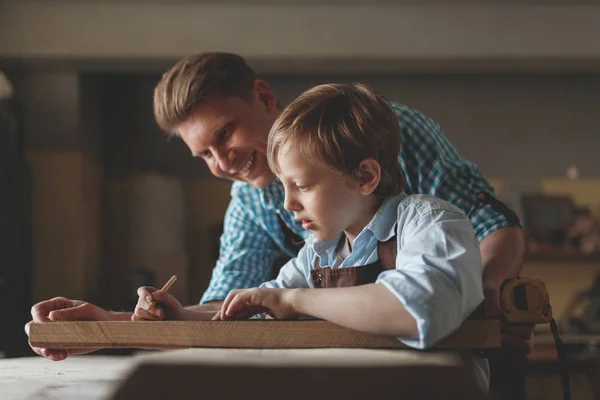 Vater Und Sohn Arbeiten Der Schreinerei — Stockfoto