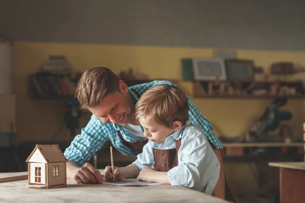 Père Fils Uniforme Dans Atelier — Photo