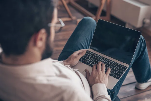 Giovane Con Computer Portatile Lavoro Primo Piano — Foto Stock