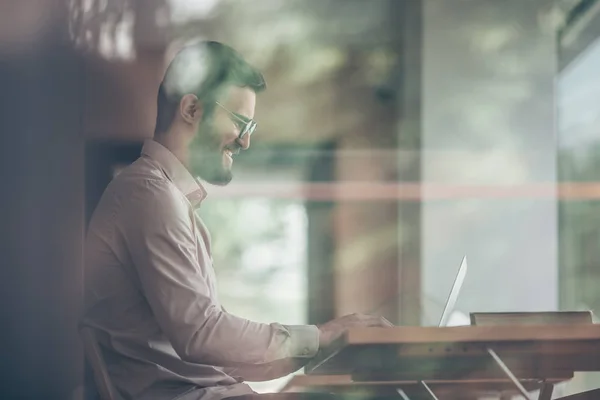 Usměvavý Mladý Muž Notebookem Coworkingu — Stock fotografie